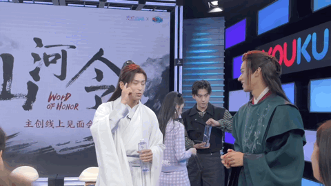 “浪浪钉”成背景板了？周也马闻远CP感爆棚！这眼神真不是在谈吗
