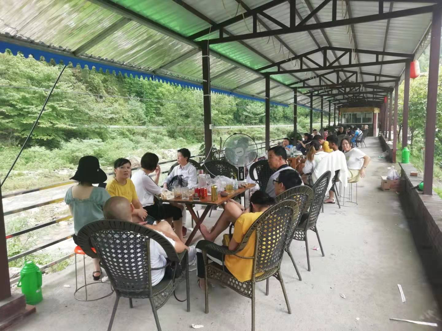绵阳“安心居”农家乐，群山环绕空气好，他们居然拥有一条河