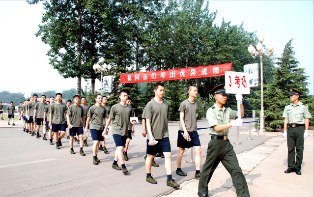 专科生大一去当兵，不仅考士官学校有优势，还可以免试专升本