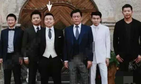 把劳斯莱斯开沟里，“网红鼻祖”晚晚的故事，远比你想象得更恶劣