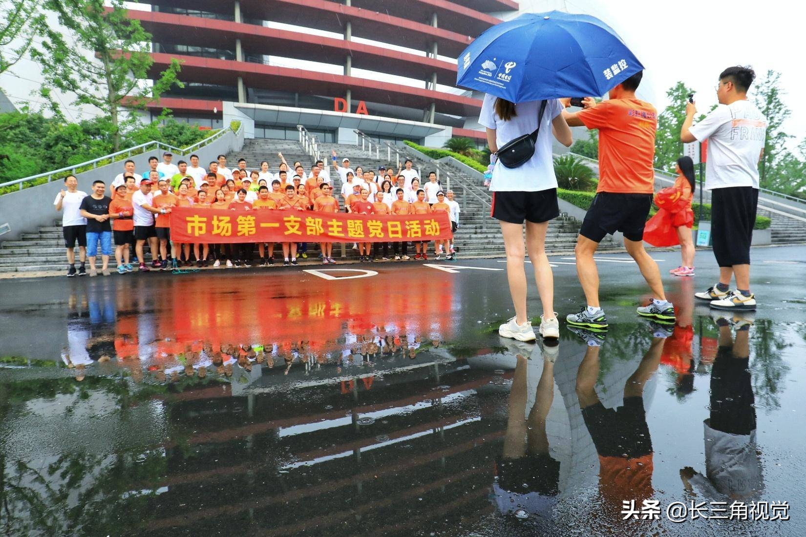 为爱奔跑！雨中，那一道七彩的虹……