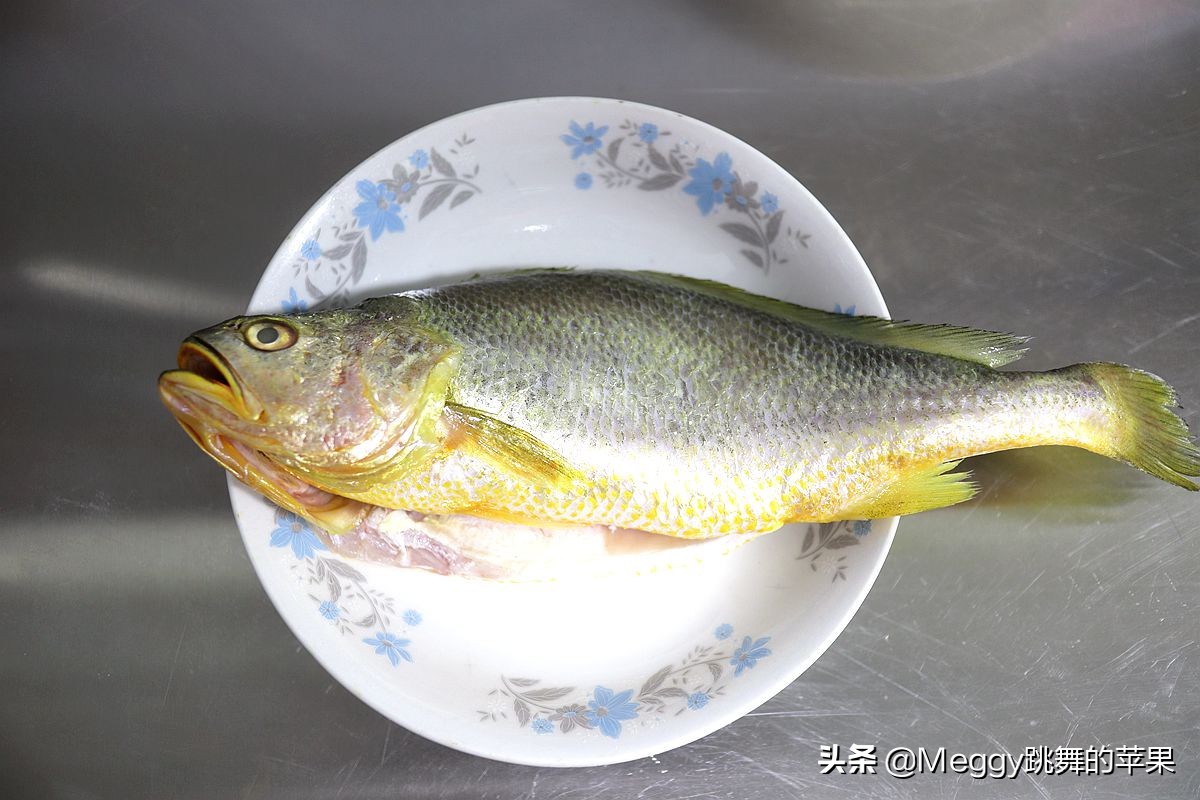黄花鱼的做法(教你做又香又漂亮的黄花鱼)