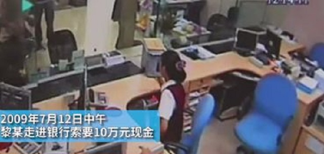 高考状元劫两人质抢银行100000元，被抓时仅花100，原因让人心疼