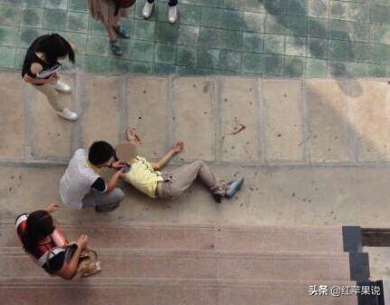 学生上课睡觉玩手机，老师管不管？管了下场凄凉，不管了失职