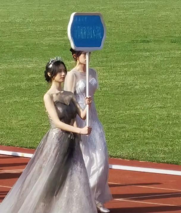 运动会开幕式，举牌美女学生“火”了，网友：奋斗百天考青岛大学