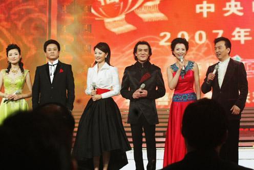 央视女主播逃不过的魔咒：大龄不婚？这10位女主持最大56最小已38