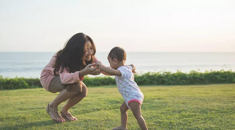 宝宝学习走路，妈妈知道这4阶段和5注意点，就能水到渠成