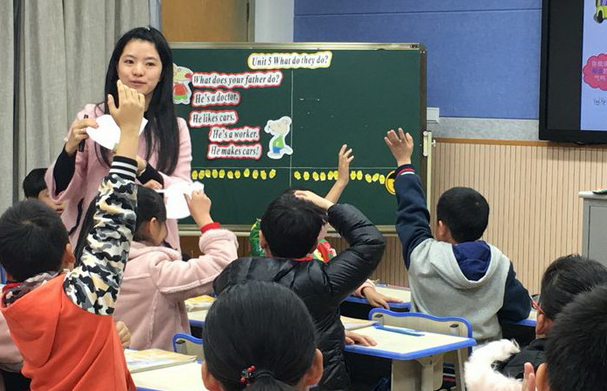 女教师批卷风格“新颖独特”，评语让人眼前一亮，备受学生喜爱