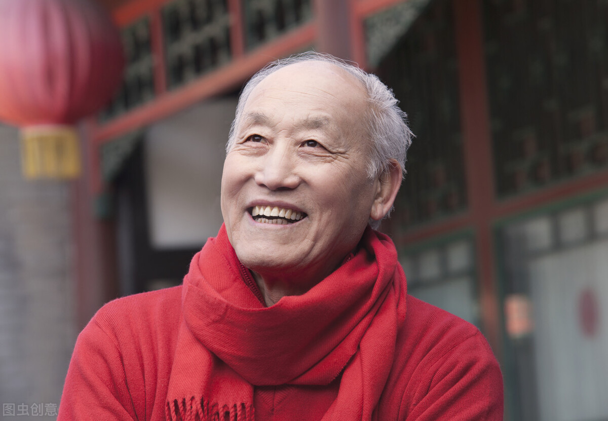 故事：想关心儿女，六旬老汉却总恶语相向，女儿一番话打破他心防
