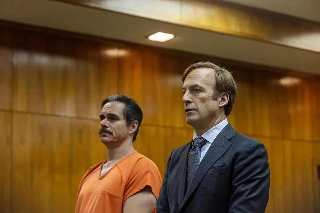 “绝命毒师”外传也开挂，一个混混律师的发迹史。