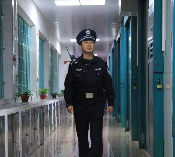 狱警迎来“大扩招”消息，福利待遇不输公务员，专科生也可报考