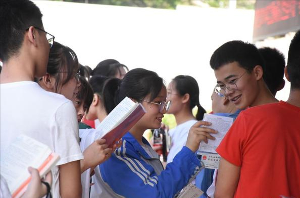 河北省高考录取分数线预测：物理历史类双降低，考生“笑脸相迎”