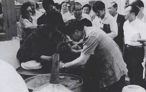 1984年，公交车司机发明“水变油”，13年后被扭送法庭判刑