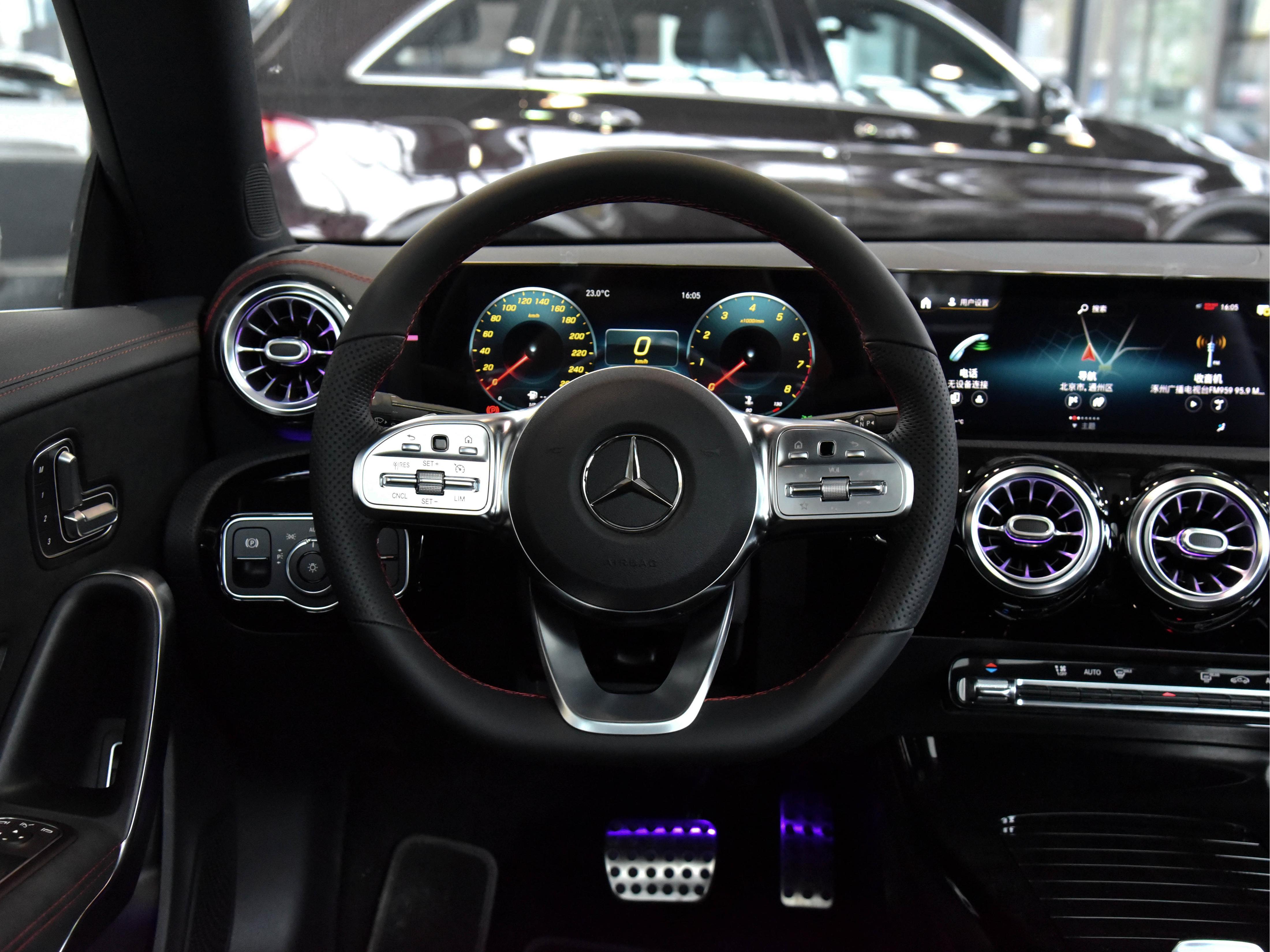 奔驰cla 扁平底部三辐式方向盘采用了皮质材料,摸起来很棒,也比较的