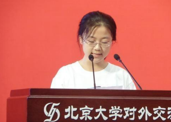 女状元高考658分，港大承诺72万奖学金，选择复读为哪般？