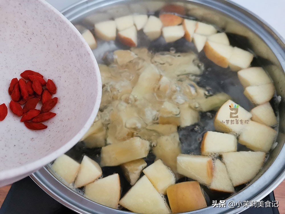 它是“补血果”，铁含量高，与苹果绝配，女性春季要常喝，好处多
