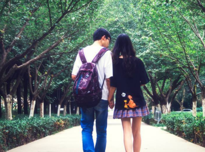 大学生儿子带女友回家，晚上同居引母亲不满：肯定不是好女孩