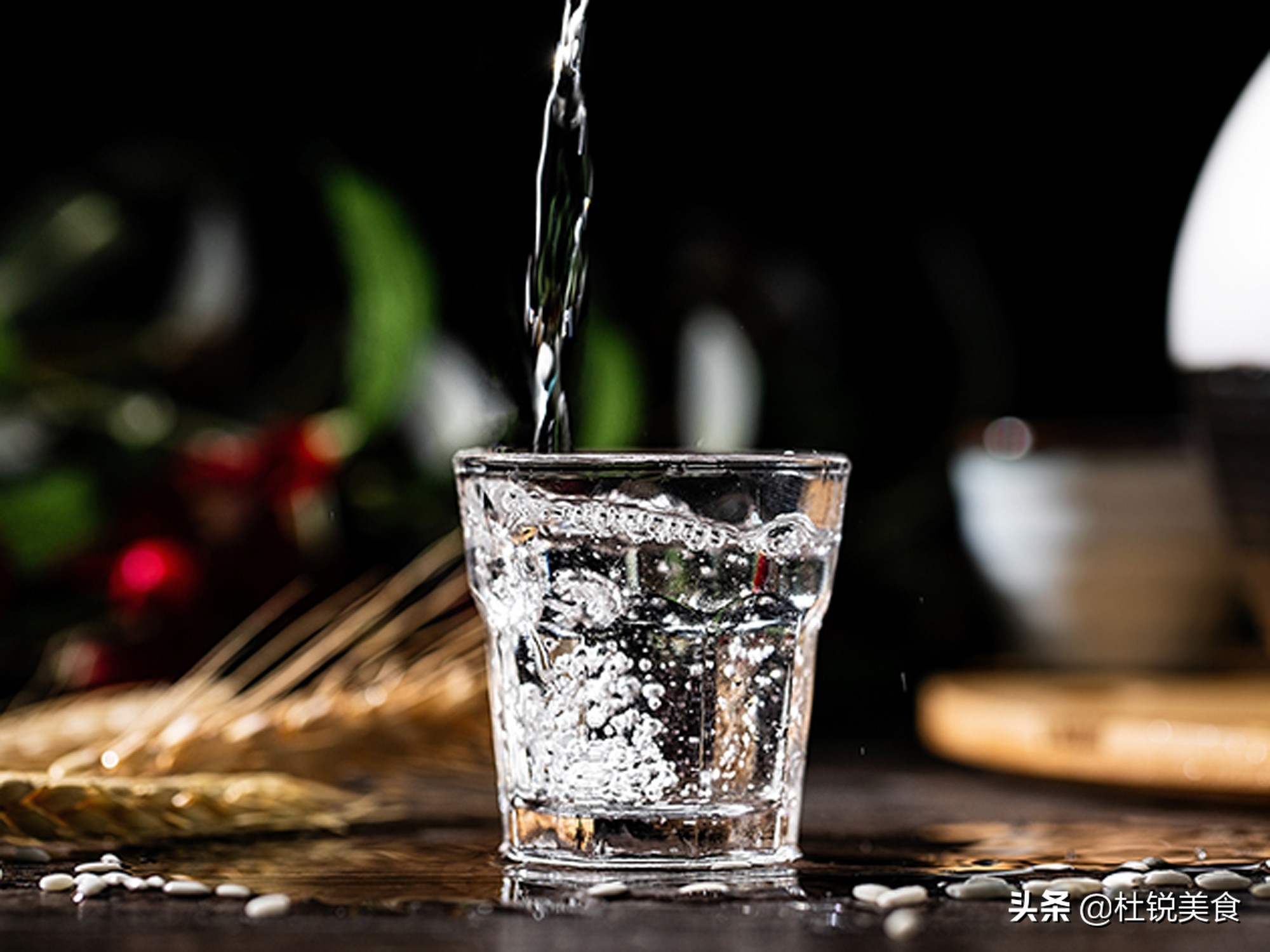 纯粮固态发酵白酒的六大品牌：茅台、五粮液、汾酒、泸州老窖、西凤酒、董酒。