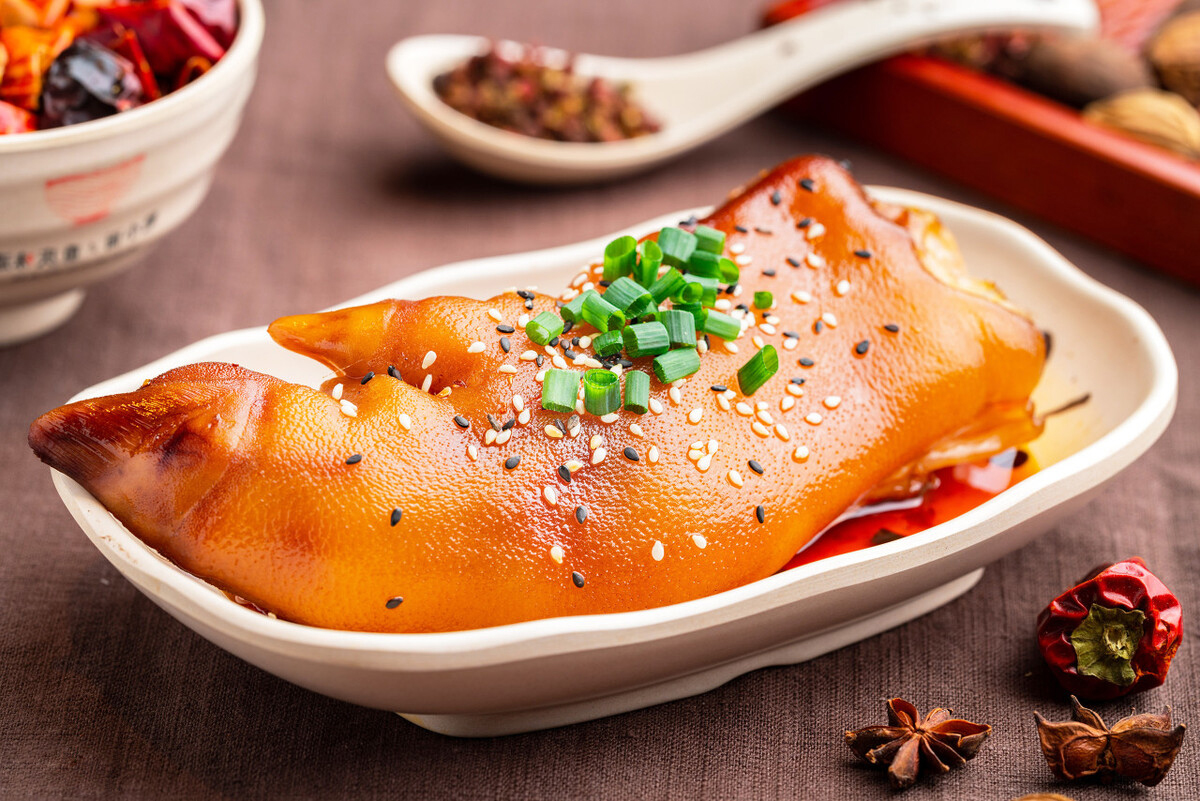 秋冬干燥寒冷，女人要多吃6种食材，补水又驱寒，面如桃花显年轻