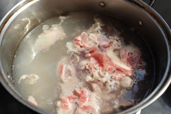 要想羊肉不腥不膻，除了焯水，加这3种食材一起炖，汤更鲜美
