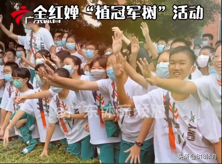 吓坏了!全红婵拜访中学被同学们排山倒海欢迎,笑着说:你们好恐怖!