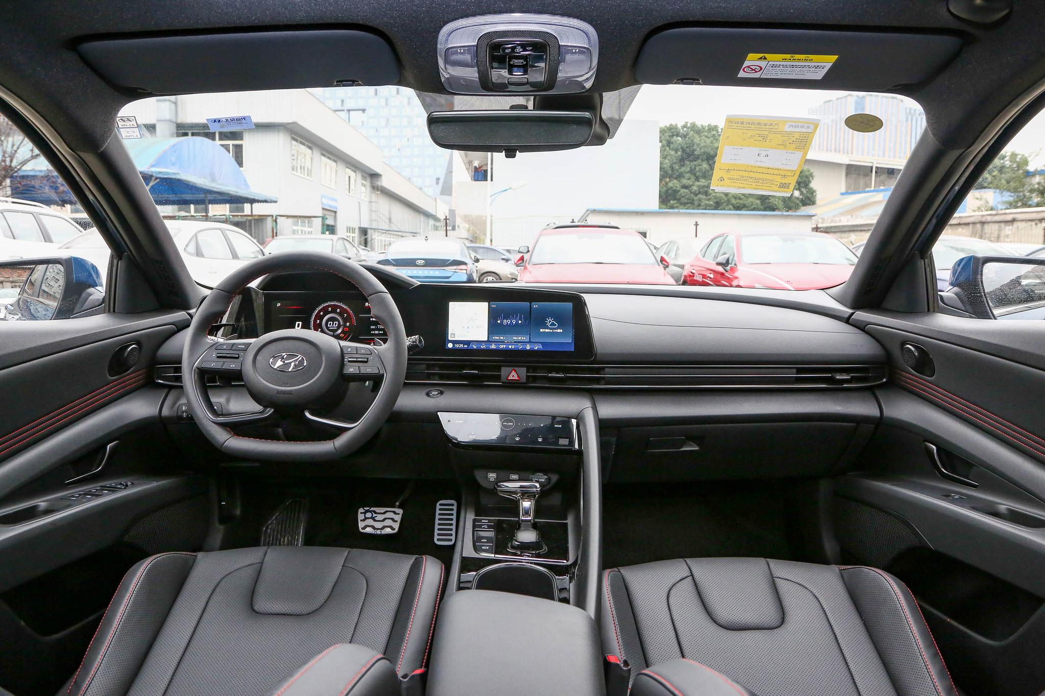 第七代伊兰特内饰第七代伊兰特采用了沉浸式座舱设计.