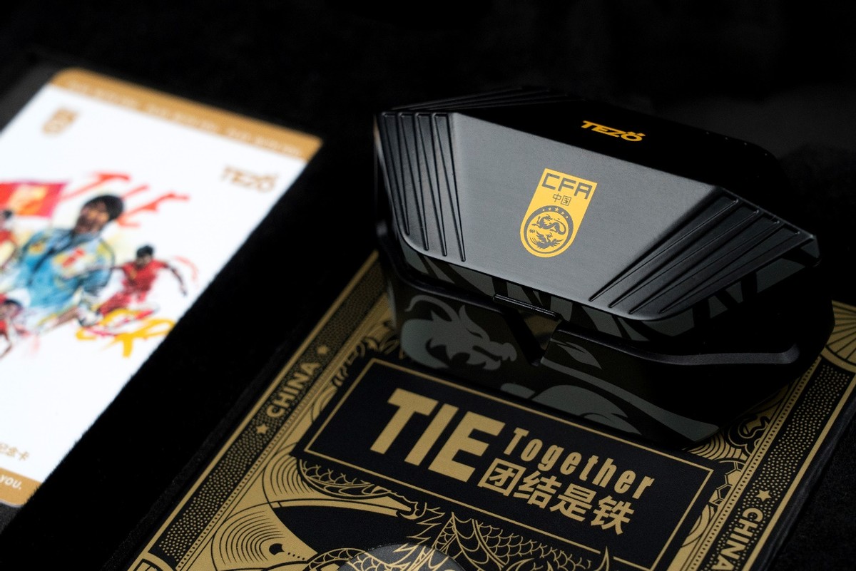 适合足球队的小礼品(中国足协中国之队×Tezo Spark联名限量款蓝牙耳机礼盒鉴赏)