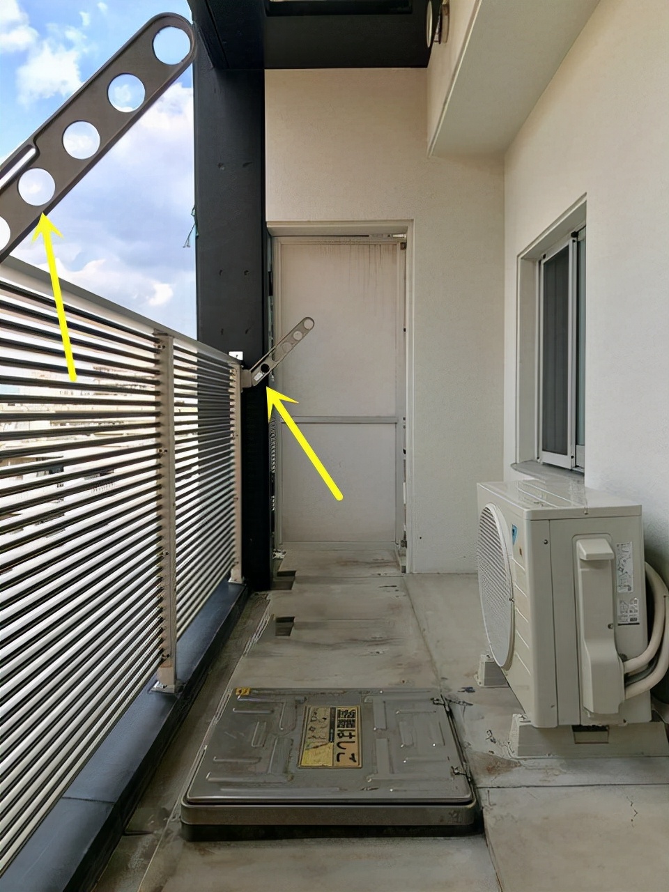 你家阳台没封，可以学日本这样装晾衣架：挂护栏上，不碍事又牢固