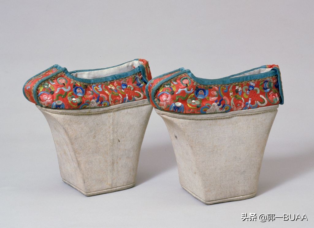 在中国古代,男子们对女子的一双小脚有着独特的审美偏好.