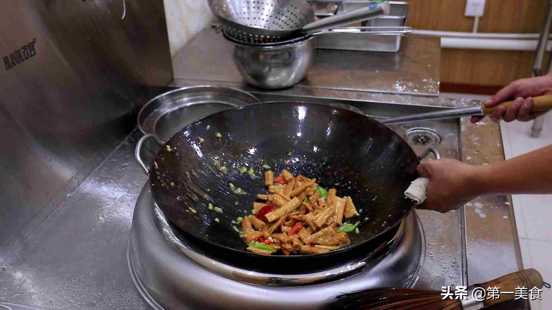 厨师长教你一个腐竹的创新吃法，过油一炸焦香酥脆，比肉都好吃