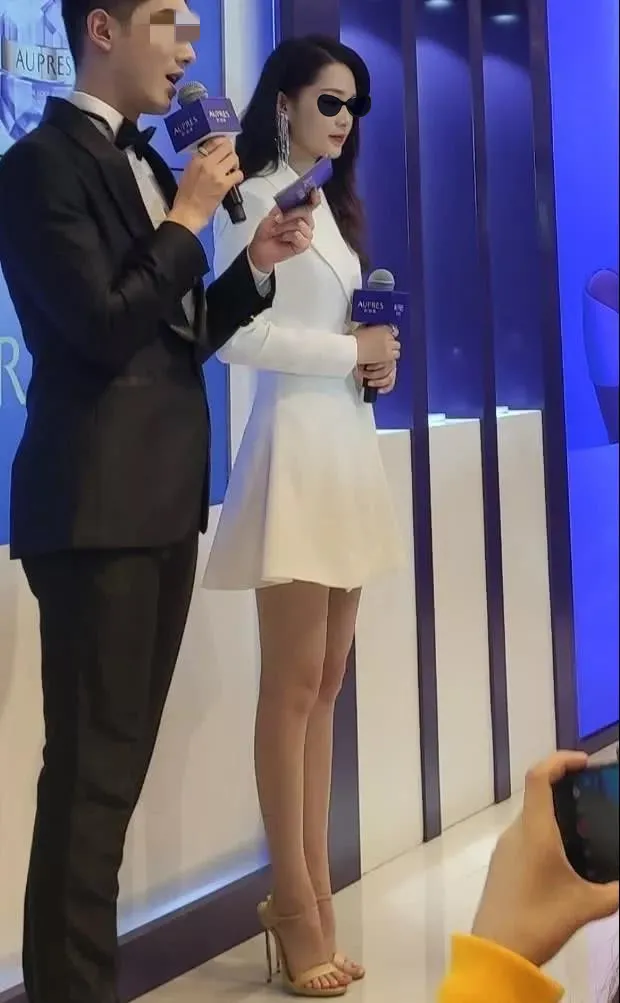 李沁"酒杯腿"火了!像"假肢"一样直,这生图绝了