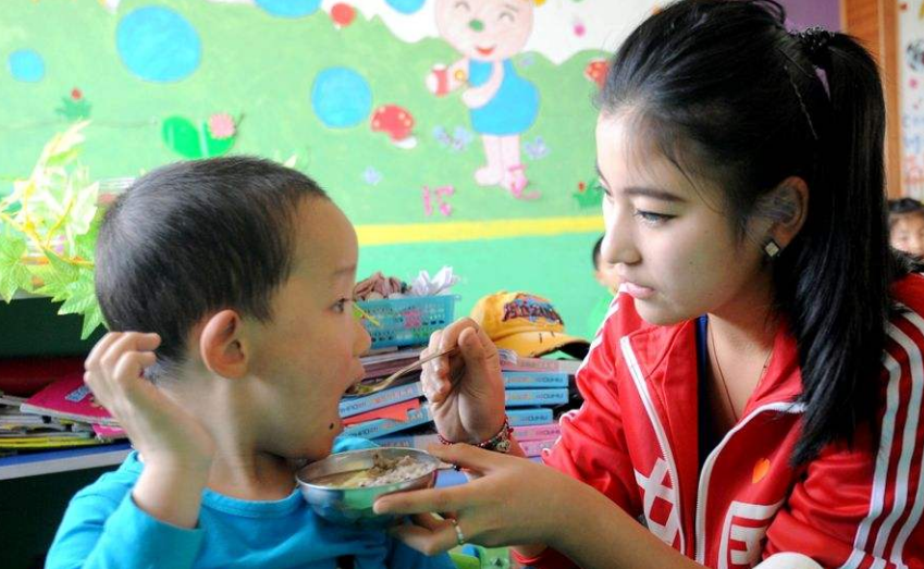 宝妈给儿子喂辅食，淡定儿子秒变“小奶狗”，面部表情让人笑出声