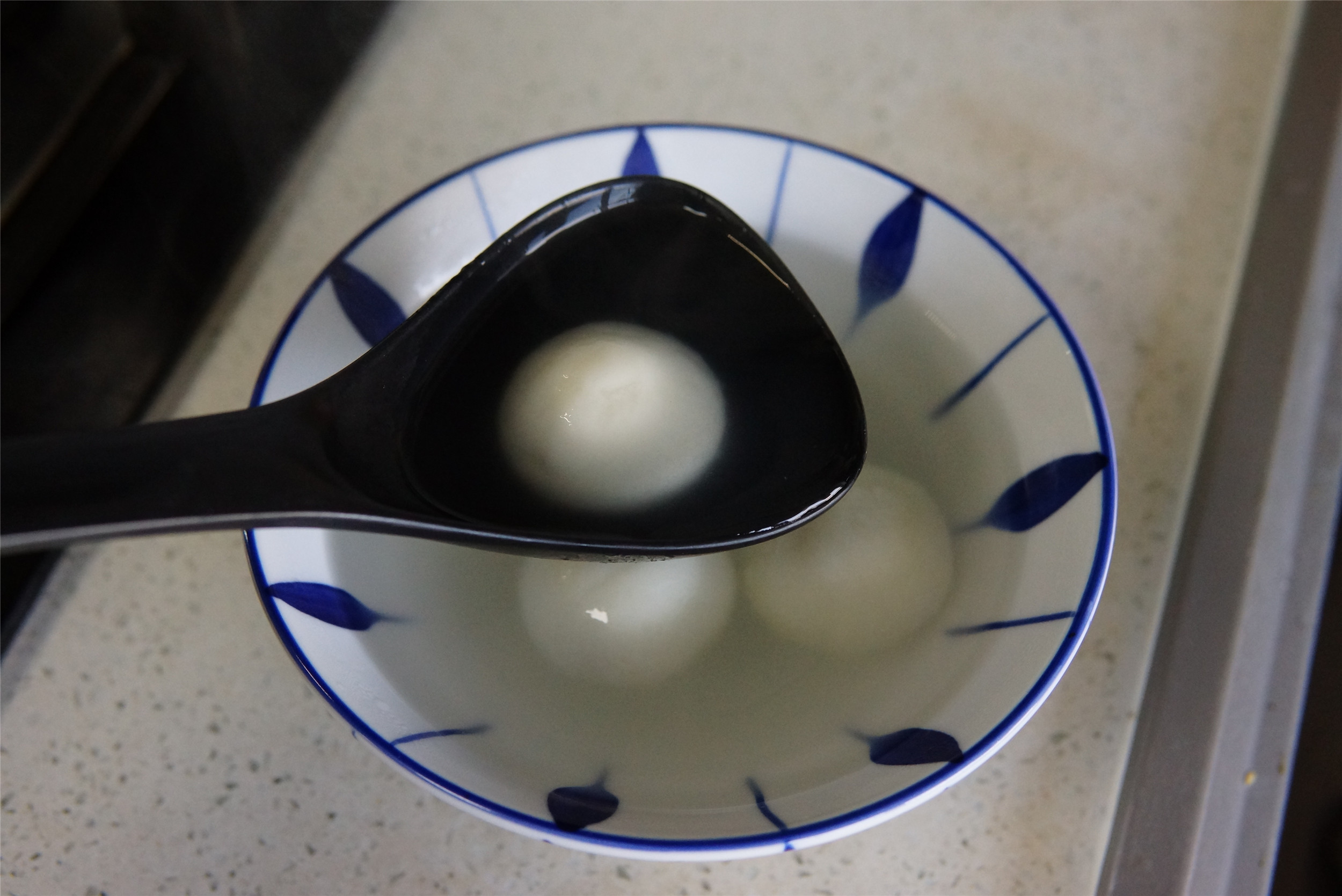 元宵节煮汤圆时，牢记“3用1不用”，不粘锅不破皮，又大又圆