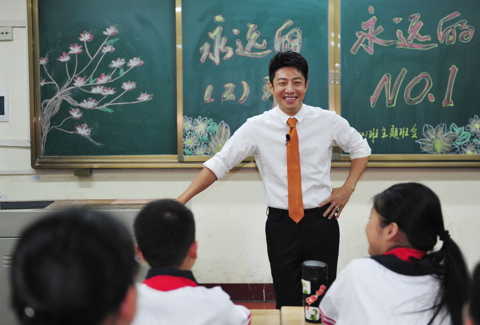 撒贝宁是如何成为“凡尔赛”的？从小被保送北大，网友：羡慕不来