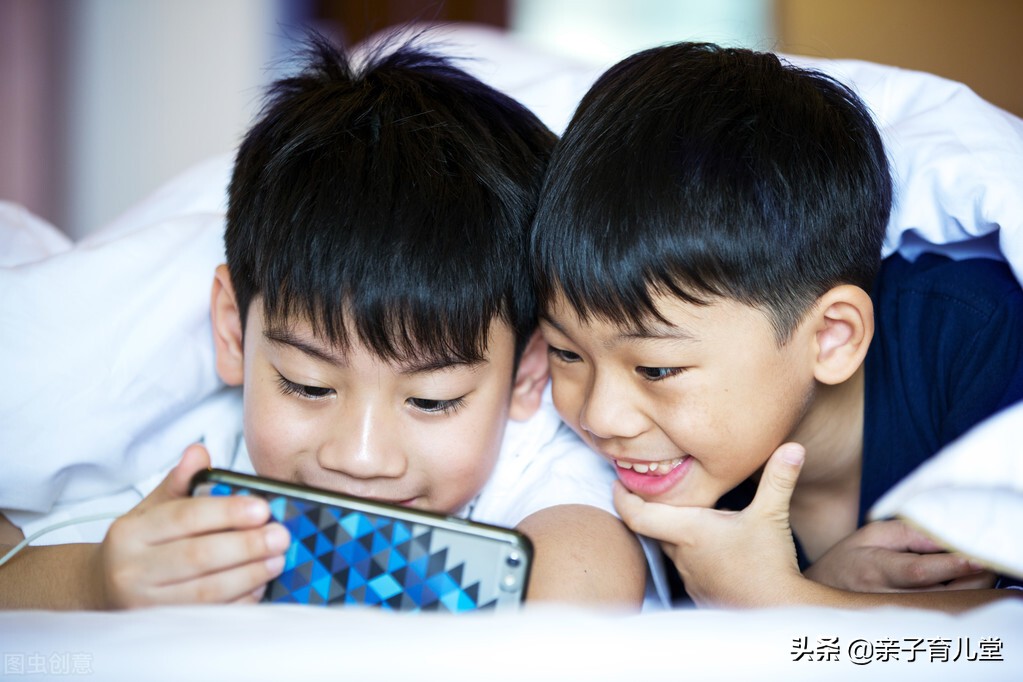 为母则刚，51岁妈妈和孩子一起参加高考，网友：可怜天下父母心