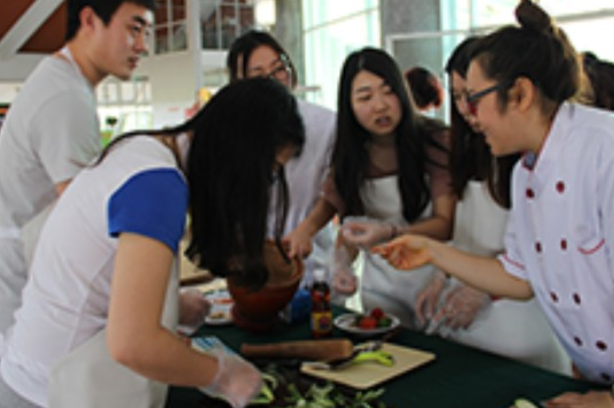 只因选了“天坑”专业，华师大研究生毕业后，无奈在市场摆摊