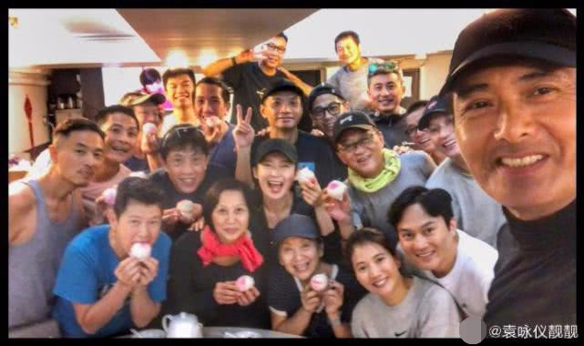 周润发晨跑被偶遇，身材超瘦两鬓斑白戴帽子遮，摘口罩与粉丝合照