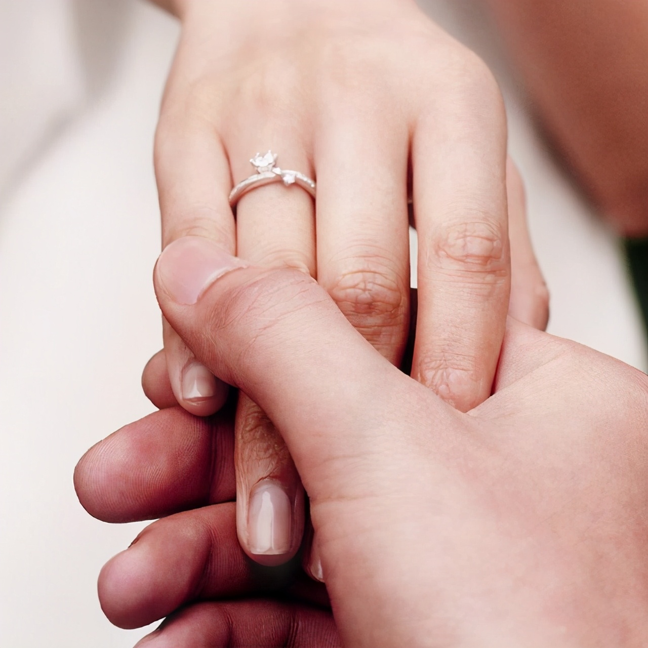 女生左手食指戴戒指是什么意思(戴戒指的含义 女生) 第4张