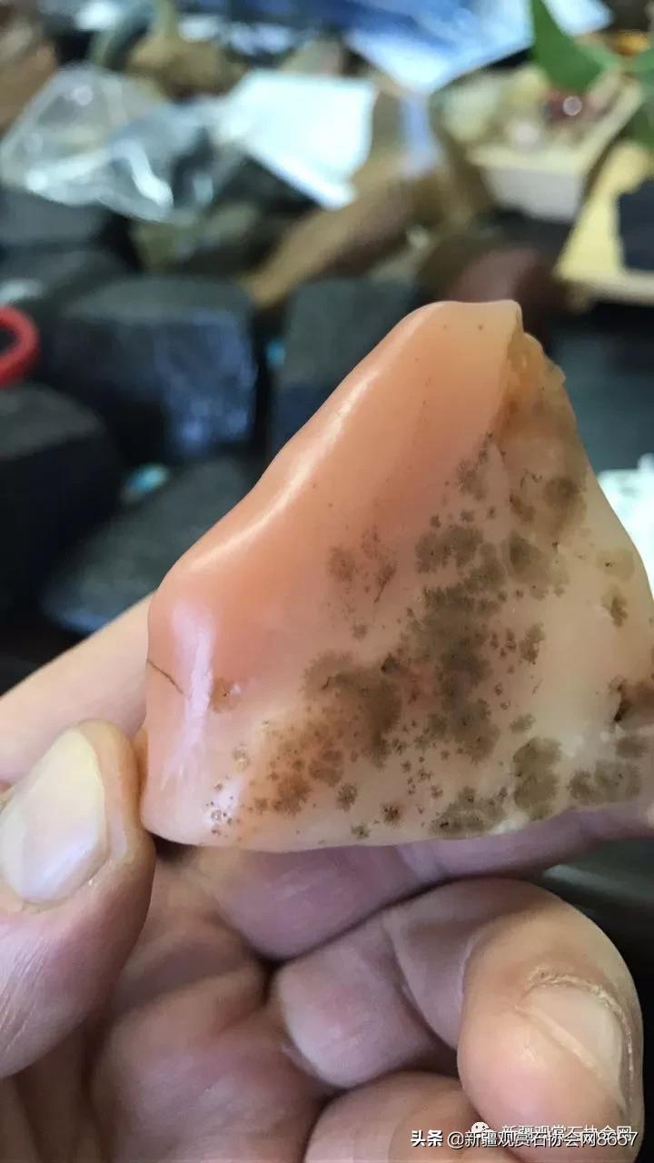 新疆戈壁精灵蛋白石