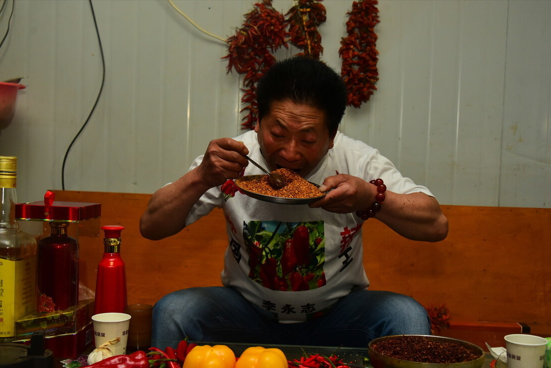 中国辣王李永志：一餐5斤辣椒配白酒，32个魔鬼辣椒击败印度老人