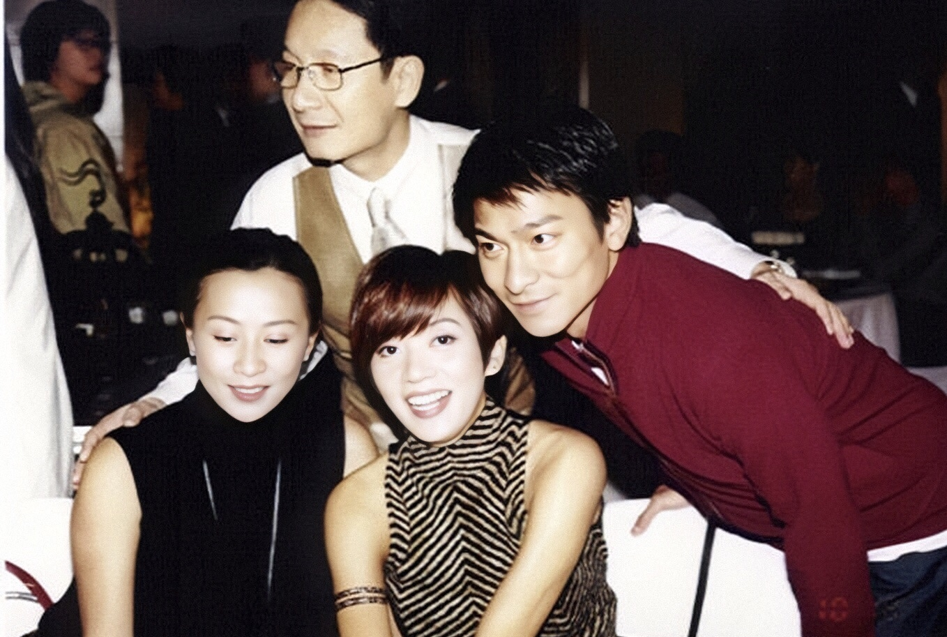 梅艳芳罕见照：从4岁到40岁，34张照片看尽“女人花”短暂的一生