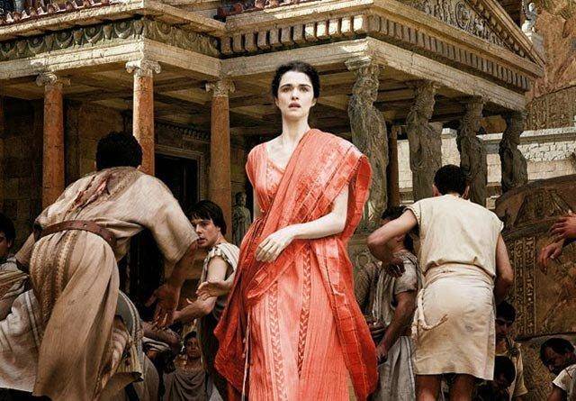 不过,虽然唯一蔽体的服饰只有一片方布,但不甘平凡的罗马女人还是将其