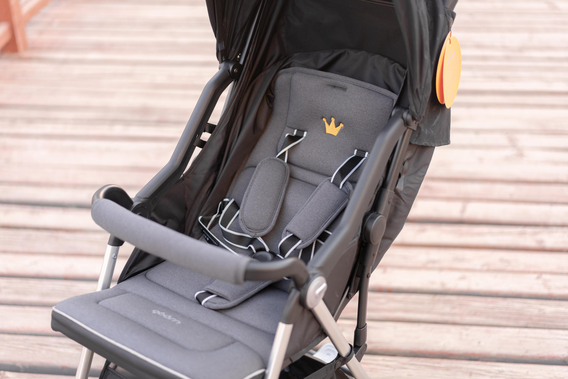 宝宝出行,妈妈放心,qborn百灵折叠婴儿推车