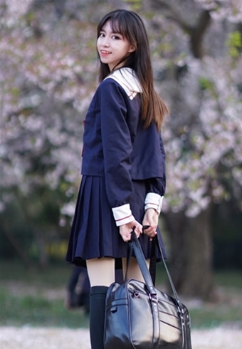 我们大学里的真人真事，晚上豪车接走女大学生，为金钱迷失自我