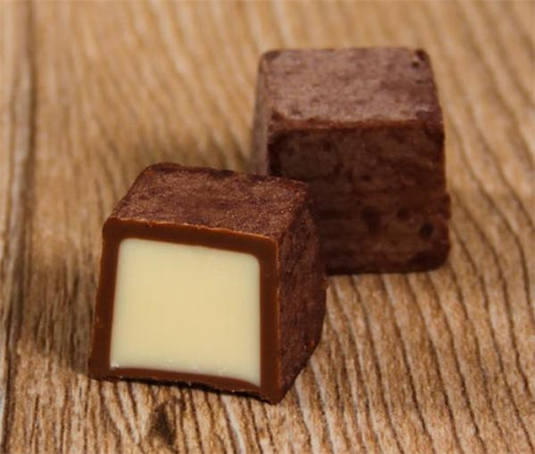 买巧克力先看包装袋，袋子上有这行字的，吃起来健康又放心