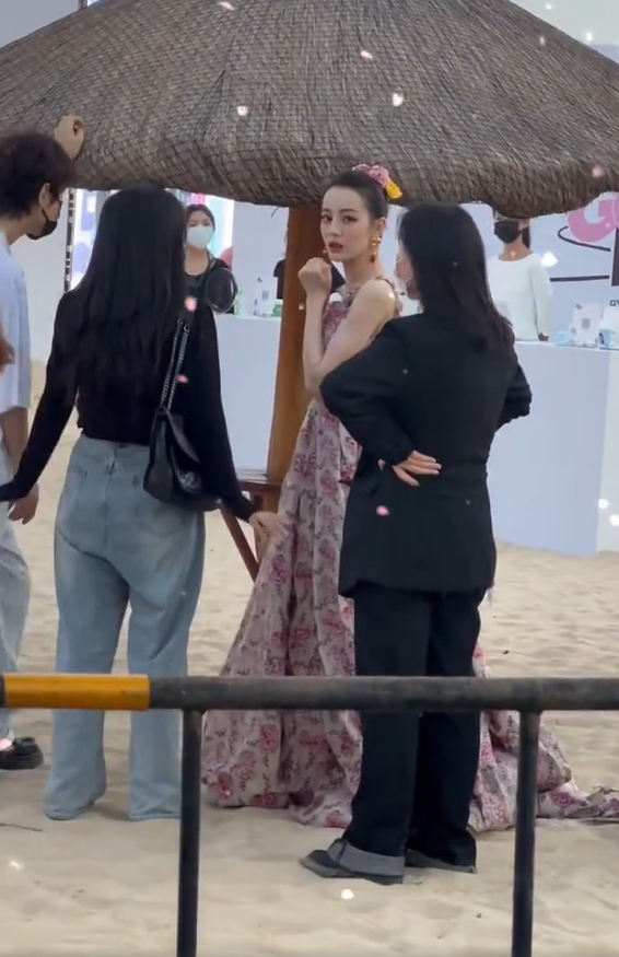 迪丽热巴躺在沙滩上拍照!裙摆被海水打湿,身上全是沙子不嫌脏