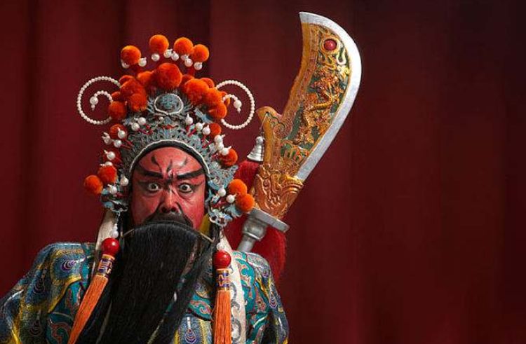 睁眼的关公,为何没人敢拜?黑社会:不敢在家里拜,不能在身上纹