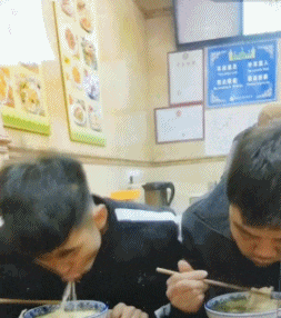 搞笑gif图:小伙子,你这样吃面,容易挨揍