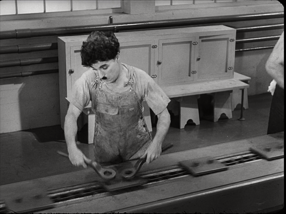 查理(查理·卓别林 charles chaplin 饰)就是一个底层市民,他在一个