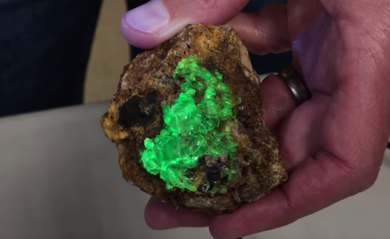 它是生产芯片的原料，为何美国自己不开采，反而想要从中国进口？